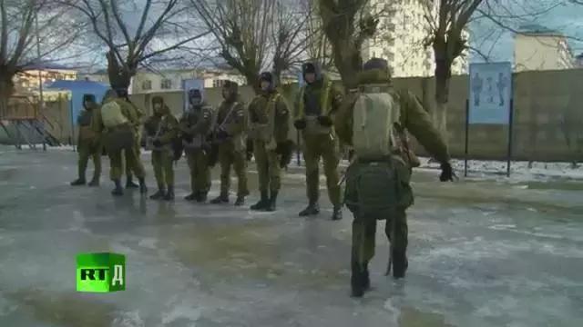 空降兵跳伞为什么要双腿弯曲,空降兵在跳伞的过程中有危险吗