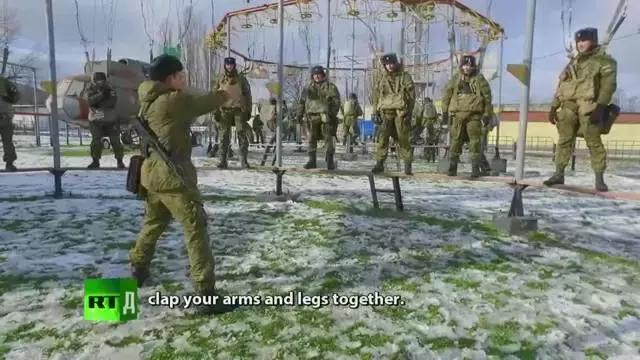 空降兵跳伞为什么要双腿弯曲,空降兵在跳伞的过程中有危险吗