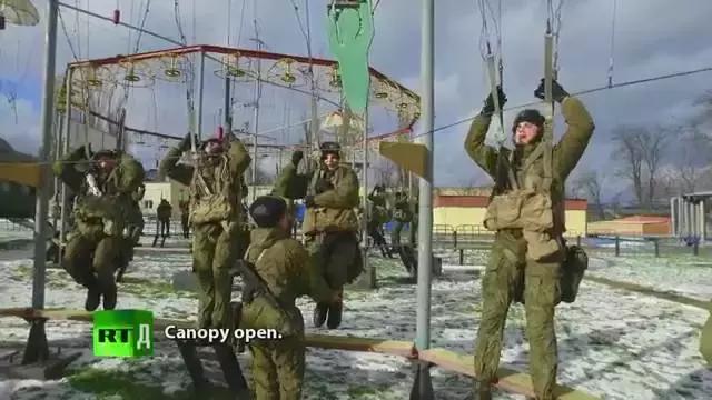 空降兵跳伞为什么要双腿弯曲,空降兵在跳伞的过程中有危险吗