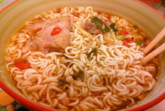 泡面和碳酸饮料能吃吗,碳酸饮料跟泡面一起吃会怎么样