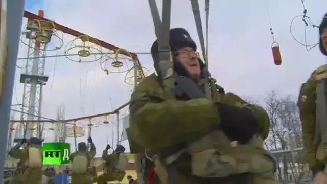 空降兵跳伞为什么要双腿弯曲,空降兵在跳伞的过程中有危险吗