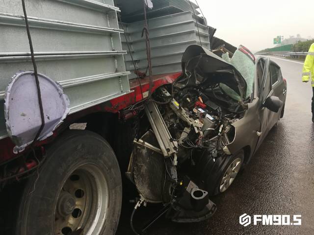 女司机开车被钢板插进驾驶室,女司机高速钻入大货车