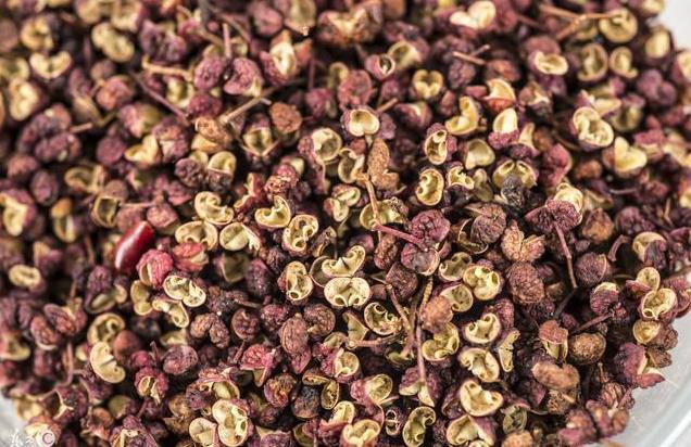 晚上睡前泡脚水里加什么可以除湿,冬天睡前热水泡脚