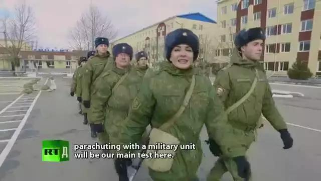 空降兵跳伞为什么要双腿弯曲,空降兵在跳伞的过程中有危险吗