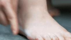 鞋子一只磨脚一只不磨脚怎么办,刚买的鞋子磨脚算不算质量问题