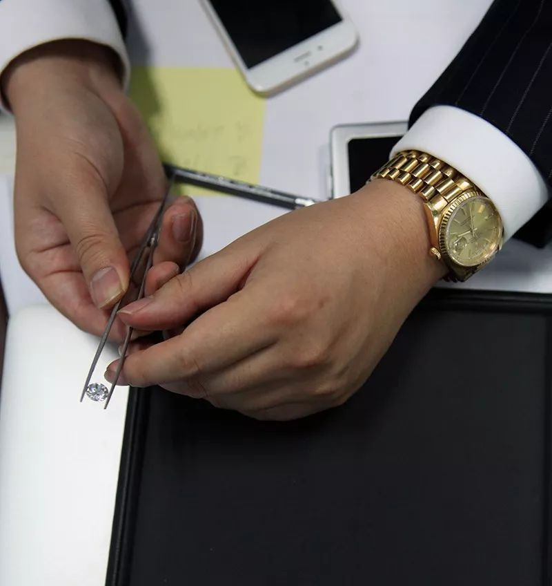 那个男人，卖钻石，懂表，更懂优雅与浪漫是何物