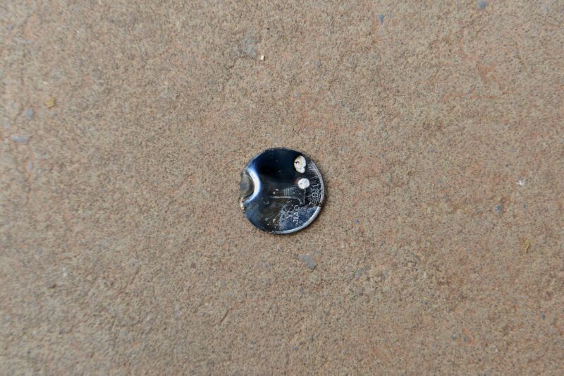 小心！电动车充电插头误插入金属物质会导致烧伤