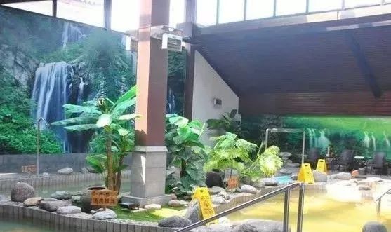 假期冬天泡个温泉放松一下,周末了外面有点冷