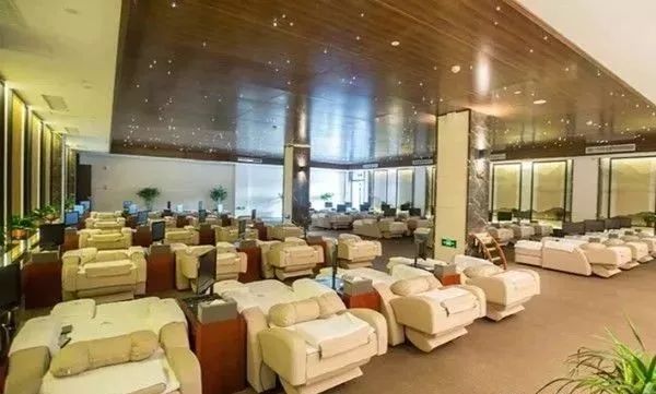 假期冬天泡个温泉放松一下,周末了外面有点冷