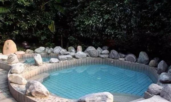 假期冬天泡个温泉放松一下,周末了外面有点冷