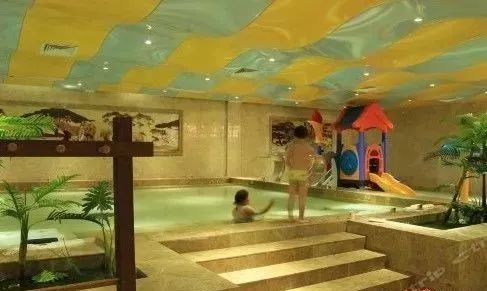 假期冬天泡个温泉放松一下,周末了外面有点冷