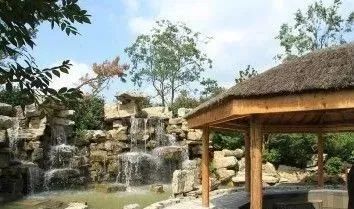 假期冬天泡个温泉放松一下,周末了外面有点冷