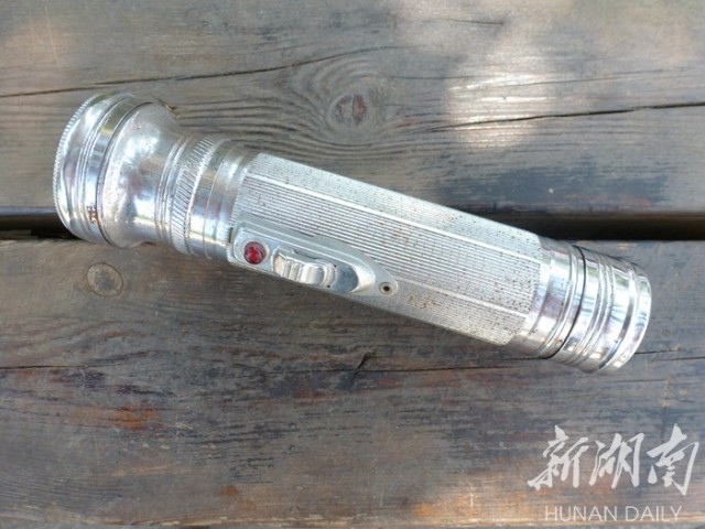 晴耕雨读江南旧物丨黄孝纪：《老手电》