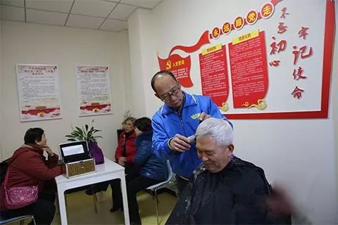 可以购物又可以用别的功能的软件,可以购物又可以吃饭的地方