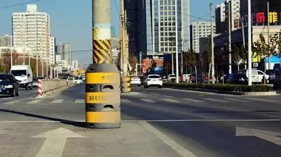 「1041新闻眼」车被挡咋办？郑州霸气停车管理员开叉车铲走！叉车……