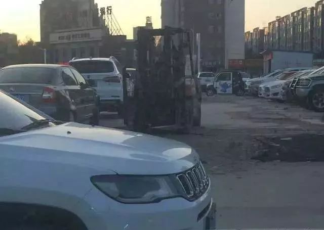 「1041新闻眼」车被挡咋办？郑州霸气停车管理员开叉车铲走！叉车……