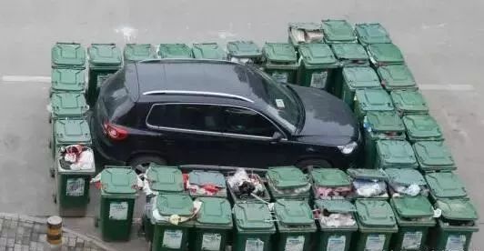 「1041新闻眼」车被挡咋办？郑州霸气停车管理员开叉车铲走！叉车……