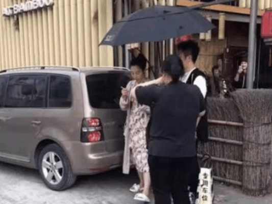 白百何烟丝卷评价 (白百何深夜逛地摊)