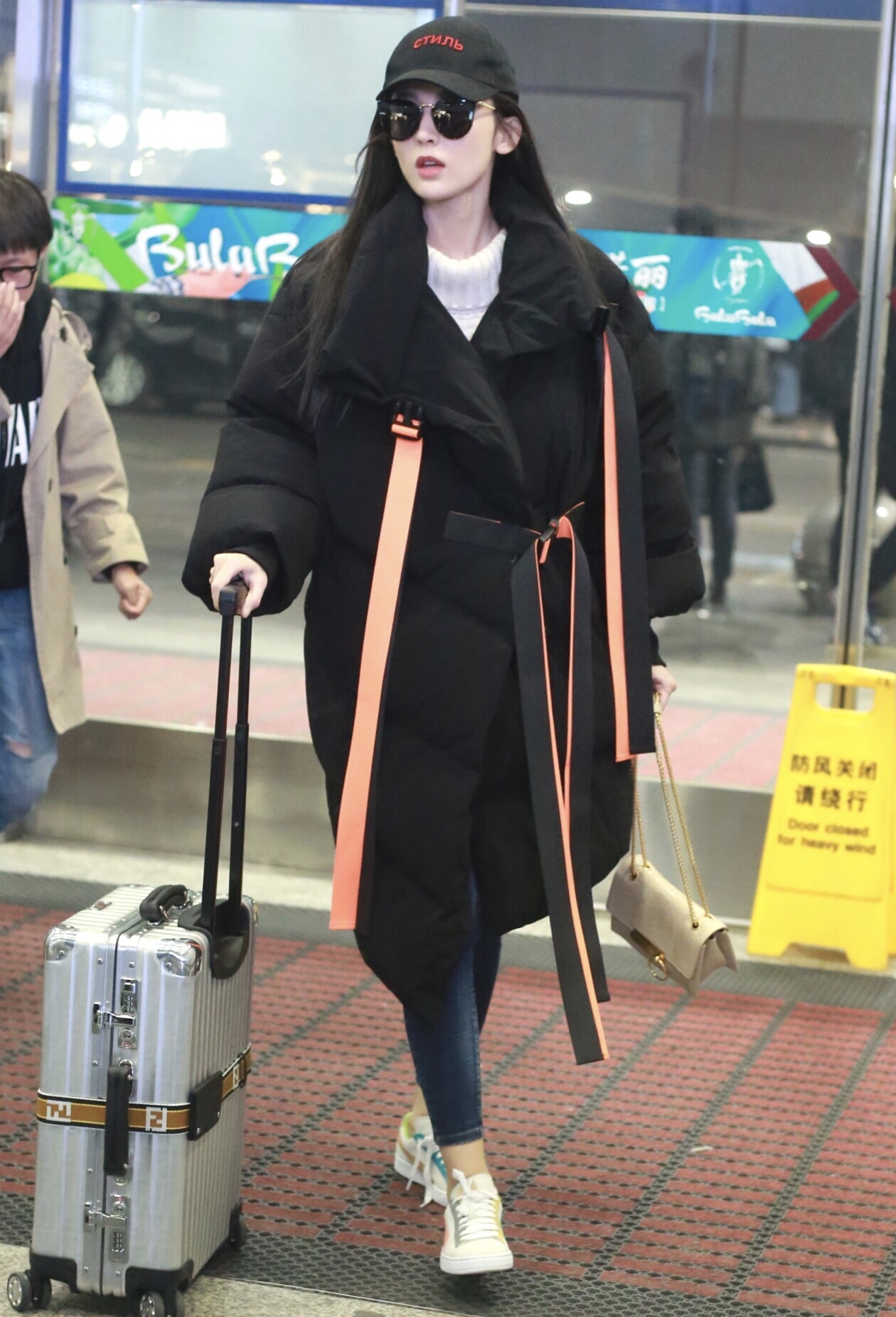 佟丽娅穿一万多羽绒服被说像巨型垃圾袋？看完买家秀回来跟她道歉