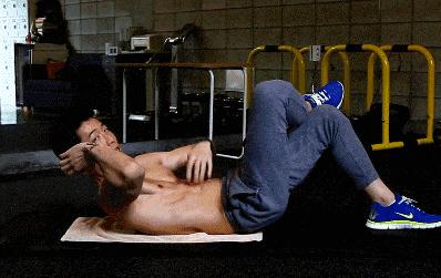 适合新手的腹肌训练方法三天见效,健身房人鱼线公狗腰训练