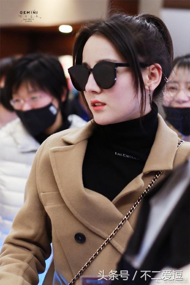 迪丽热巴机场翘腿打招呼,迪丽热巴坐飞机头等舱