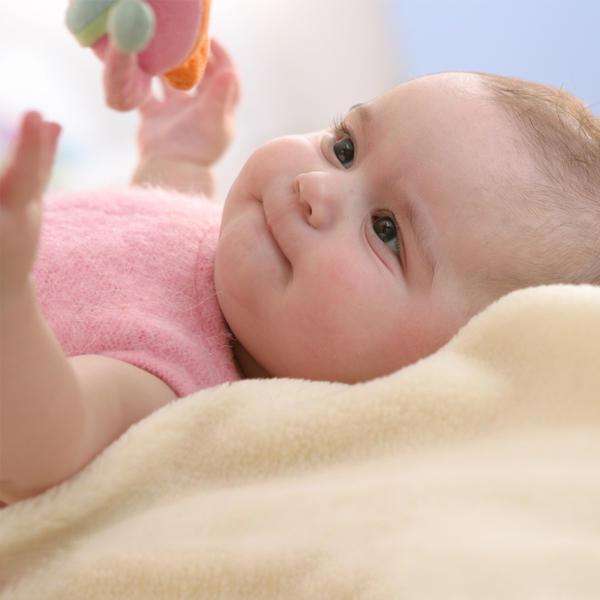 宝宝生下来就笑有什么说法,孩子一出生就笑好吗