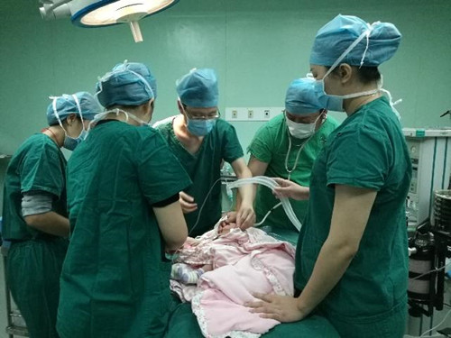 弟媳嫉妒嫂子生娃早，不听她补叶酸建议，宝宝出生弟媳被吓得大哭