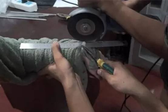 手镯戴不进一招教你轻松取手镯,手镯取不下来教你最后一招