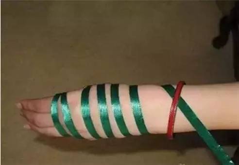 手镯戴不进一招教你轻松取手镯,手镯取不下来教你最后一招