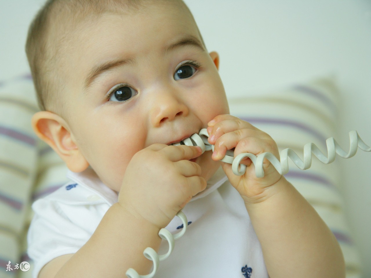 宝宝凌晨突然大哭是被吓着了吗,十几天婴儿突然大哭像吓着了一样