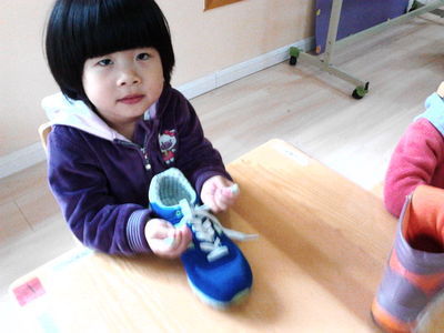 教孩子系鞋带慢动作,教会孩子系鞋带的感受