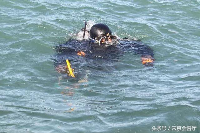 在水下捞海参视频,潜水员捞海参能下潜多少米