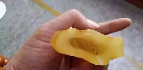 假琥珀蜜蜡用什么做的,假蜜蜡琥珀