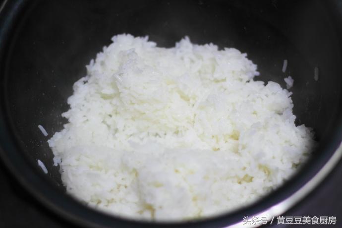 孩子不爱吃米饭，试试这种方法，把它做成紫菜包饭，肯定会抢着吃