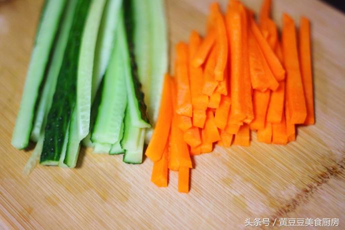 孩子不爱吃米饭，试试这种方法，把它做成紫菜包饭，肯定会抢着吃