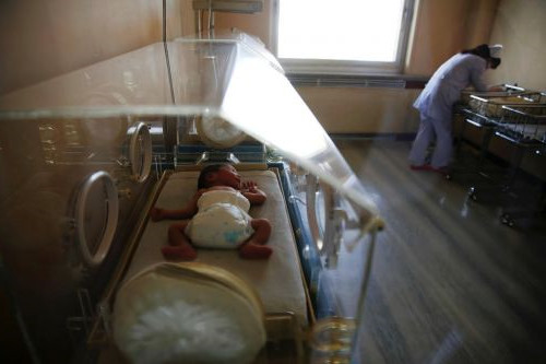 孕妇到预产期了还不生怎么办,孕妇快到临产期有什么反应