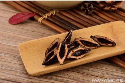 40岁男子食“槟榔”成瘾，医生看见都吐了，口腔取出黑色粘稠物！