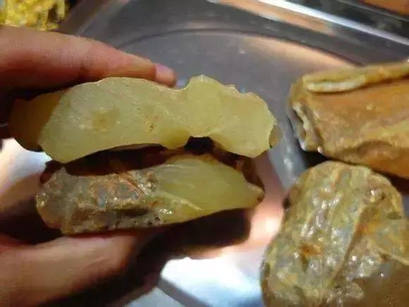 假琥珀蜜蜡用什么做的,假蜜蜡琥珀