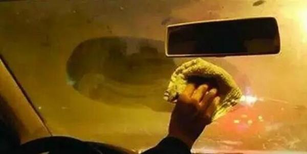 冬天下雨车内玻璃起雾怎样开空调,冬天开车车内玻璃起雾怎么办大众