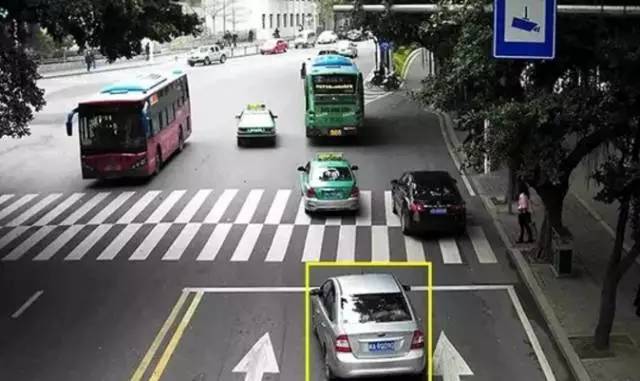 红绿灯前车坏了可以退后吗,红绿灯前车坏了后车压线变道