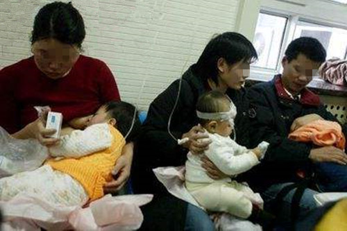 快4个月的宝宝不明原因哭闹,四个月小孩子哭闹家长正确做法