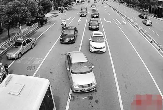 红绿灯前车坏了可以退后吗,红绿灯前车坏了后车压线变道