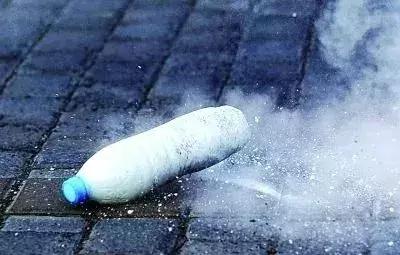 男童眼睛20分钟眼球被溶解,孩子眼球不小心被溶解视频谣言