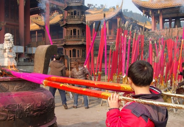 佛学视角：信众如何应对某些寺庙“借佛敛财”的行为