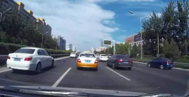 红绿灯前车坏了可以退后吗,红绿灯前车坏了后车压线变道