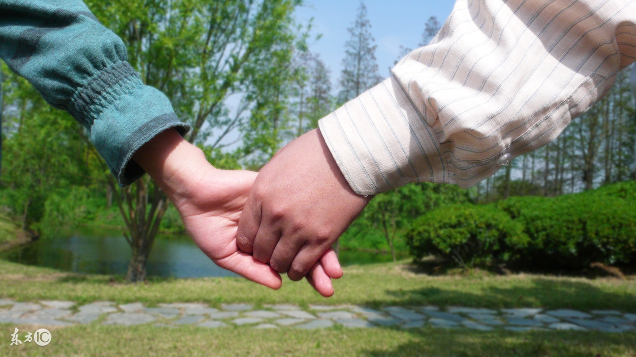 牵女生的手最简单的方法,和女生散步的时候如何牵她的手