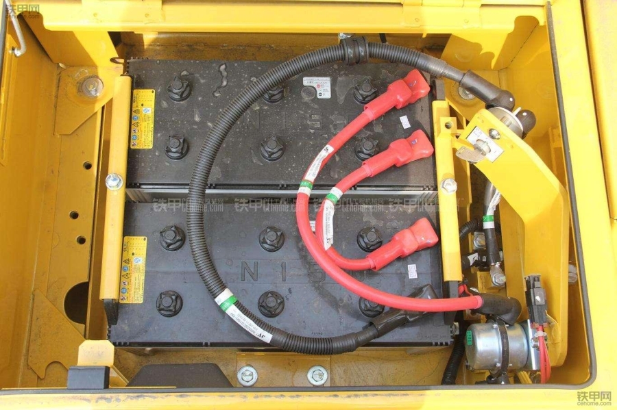 挖掘机没油了加了油怎么打不着火,日立挖掘机200-3打不着火