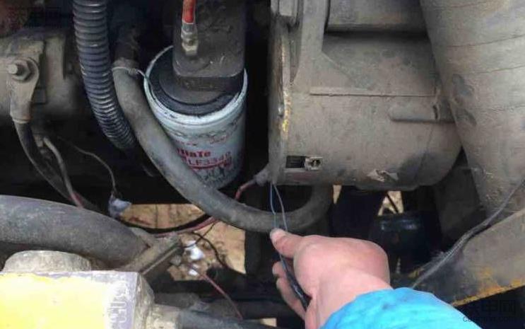 挖掘机没油了加了油怎么打不着火,日立挖掘机200-3打不着火