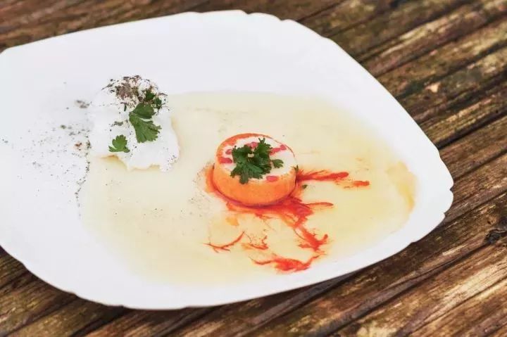 把自家破后院谎称为高级餐厅，7个月做到伦敦餐厅NO.1