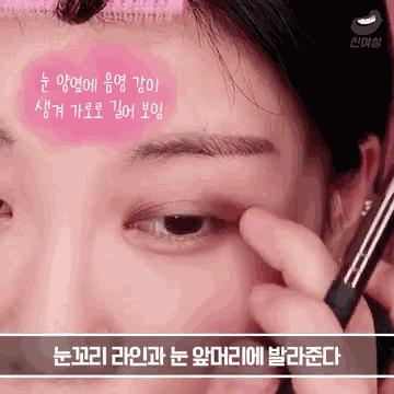 化妆技巧教程如何让眼睛变大,怎么化妆可以让眼睛看起来更大